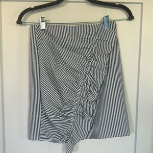 Fitted sear sucker skirt